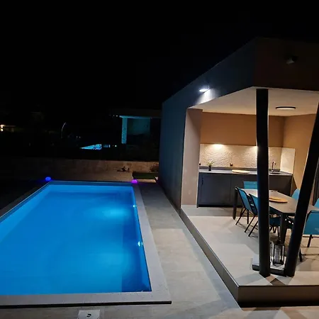 Mila Private Pool Retreat * Radetići