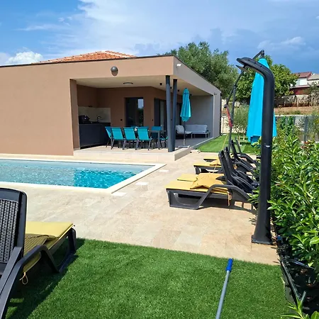 Mila Private Pool Retreat * Radetići